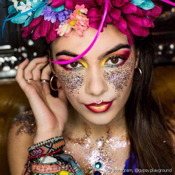 Quanto mais cor e glitter, melhor! Saiba como fazer uma maquiagem de carnaval perfeita para a folia (Foto: Instagram @gypsy.playground)